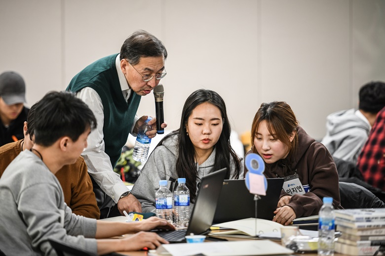 윤원철 교수와 함께 강의를 듣는 학생들